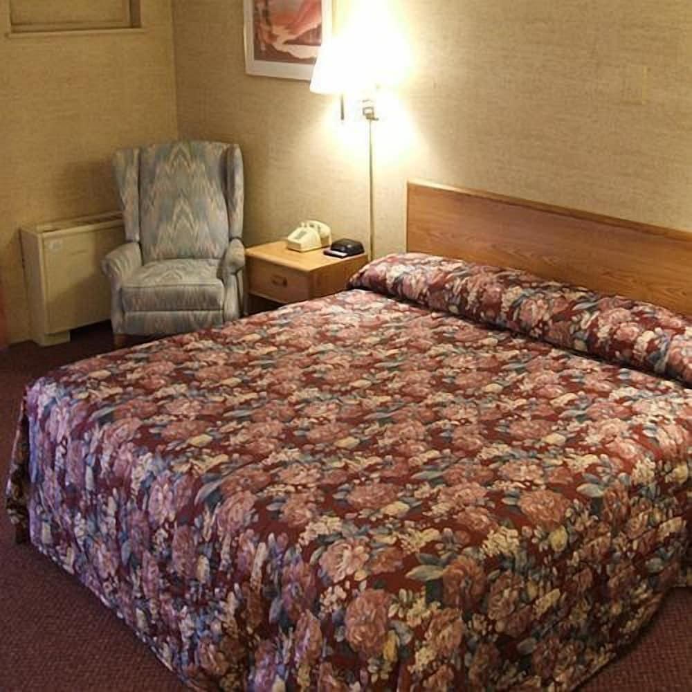Travelers Inn photo 13