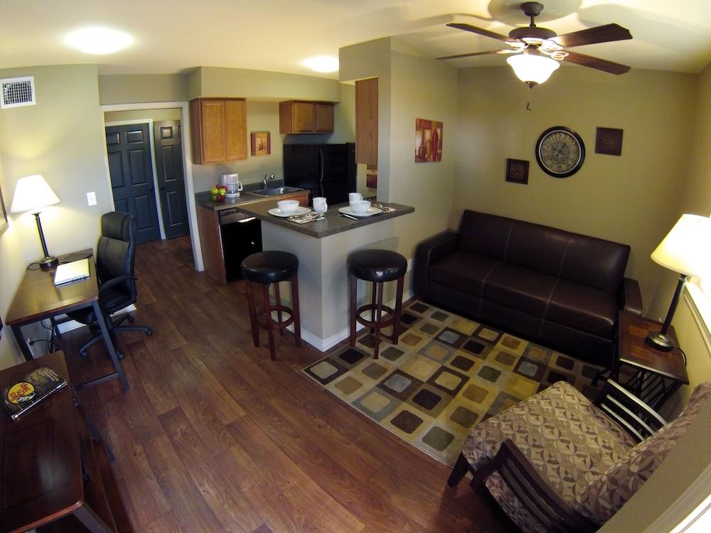 Eagle's Den Suites Kenedy a Travelodge by Wyndham photo 18