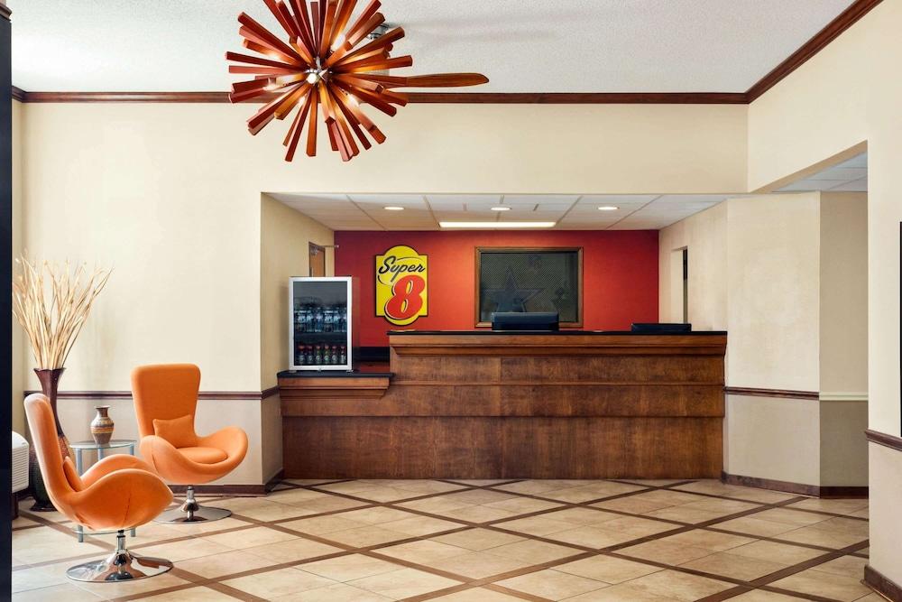 Super 8 by Wyndham Clinton photo 2