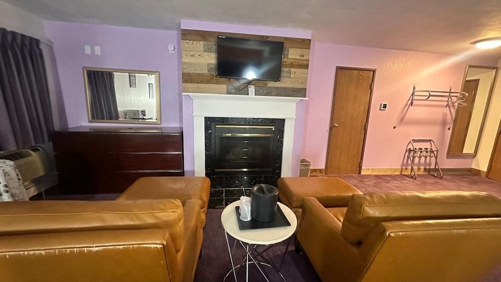 Chesaning Inn & Suites photo 55