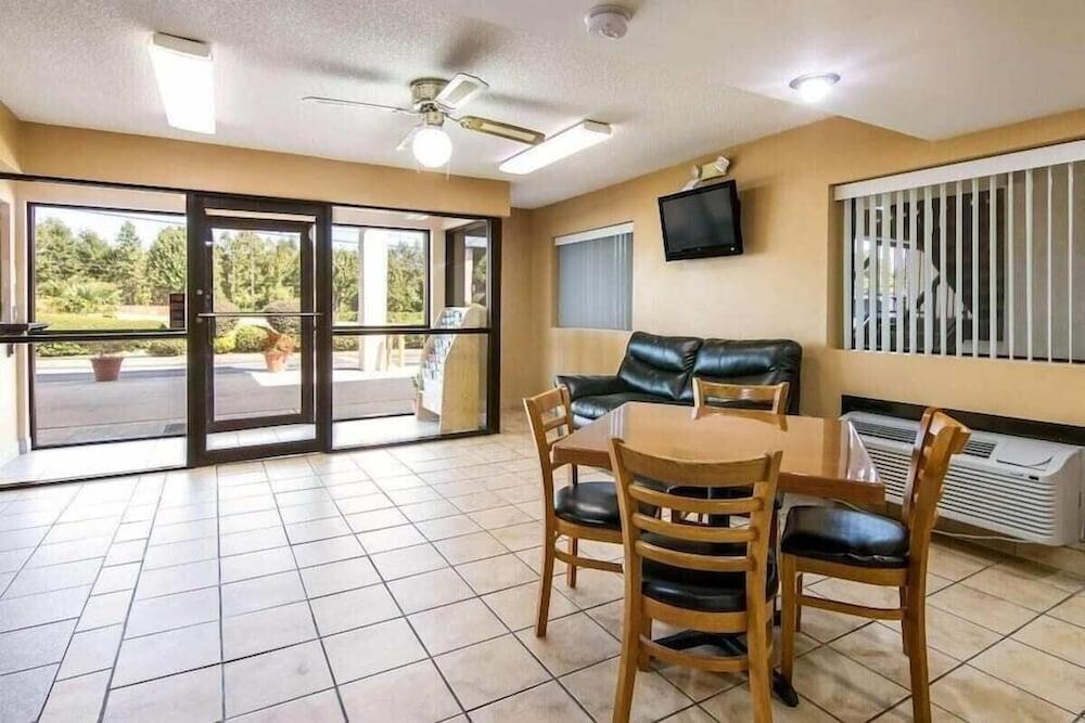 HomeTown Inn & Suites photo 10
