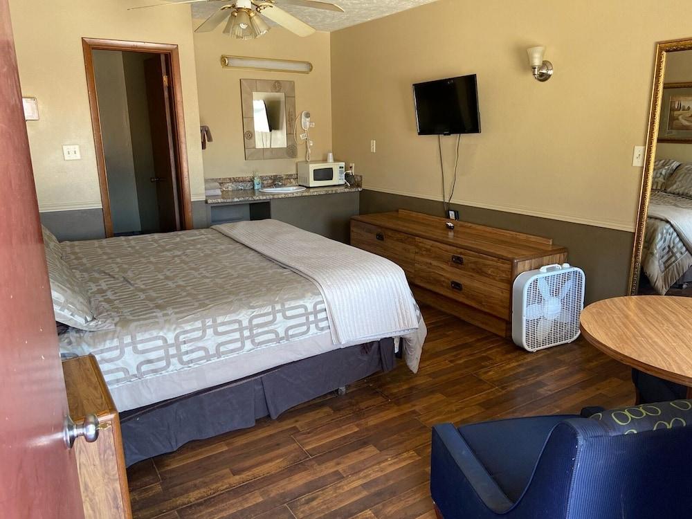 Blue Spruce Motel photo 52