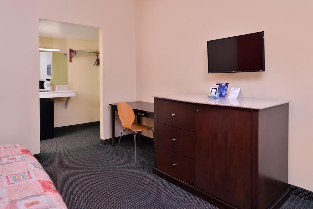 Scottish Inns & Suites photo 18