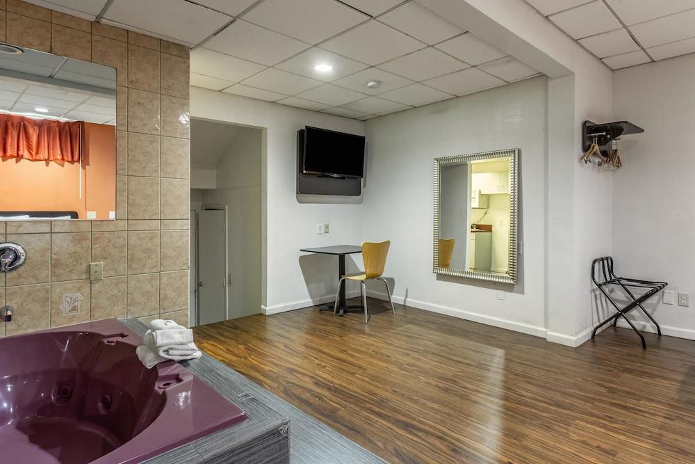 Motel 6 Elizabeth, NJ - Newark Liberty Intl Airport photo 15