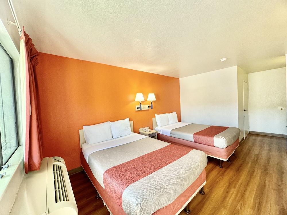 Motel 6 Bellflower, CA - Los Angeles photo 3