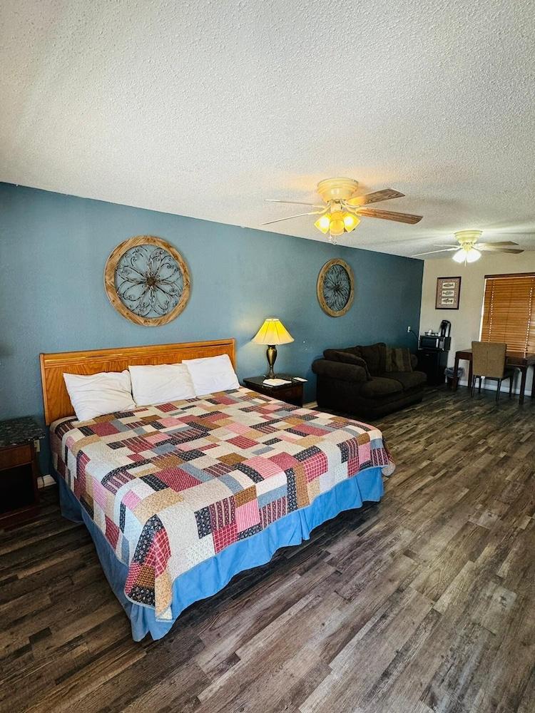 Four Horsemen Hotel photo 8
