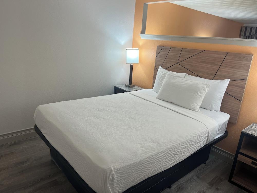 Howard Johnson by Wyndham Malden Boston Area photo 12