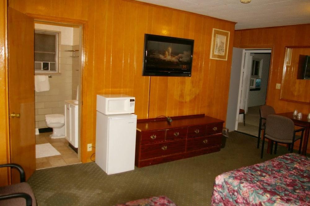 Kenwood Motel photo 12