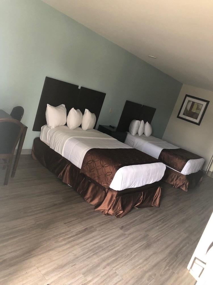 Cypress Inn photo 8