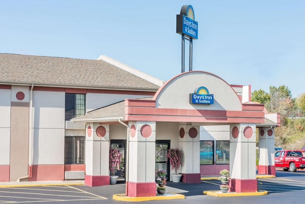 Days Inn & Suites by Wyndham Youngstown / Girard Ohio photo 1