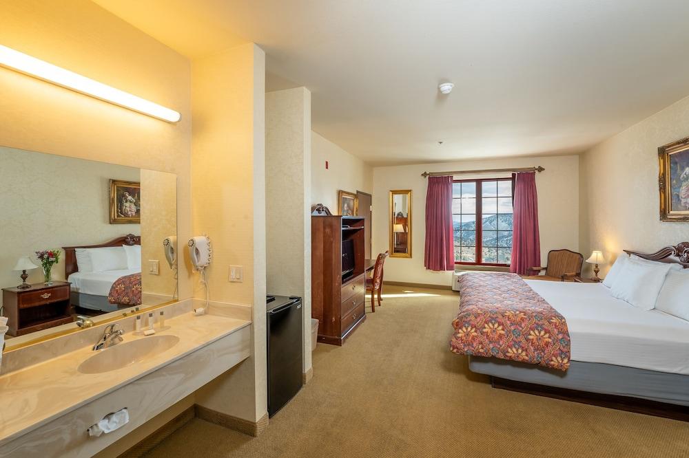 Silverland Inn and Suites photo 12