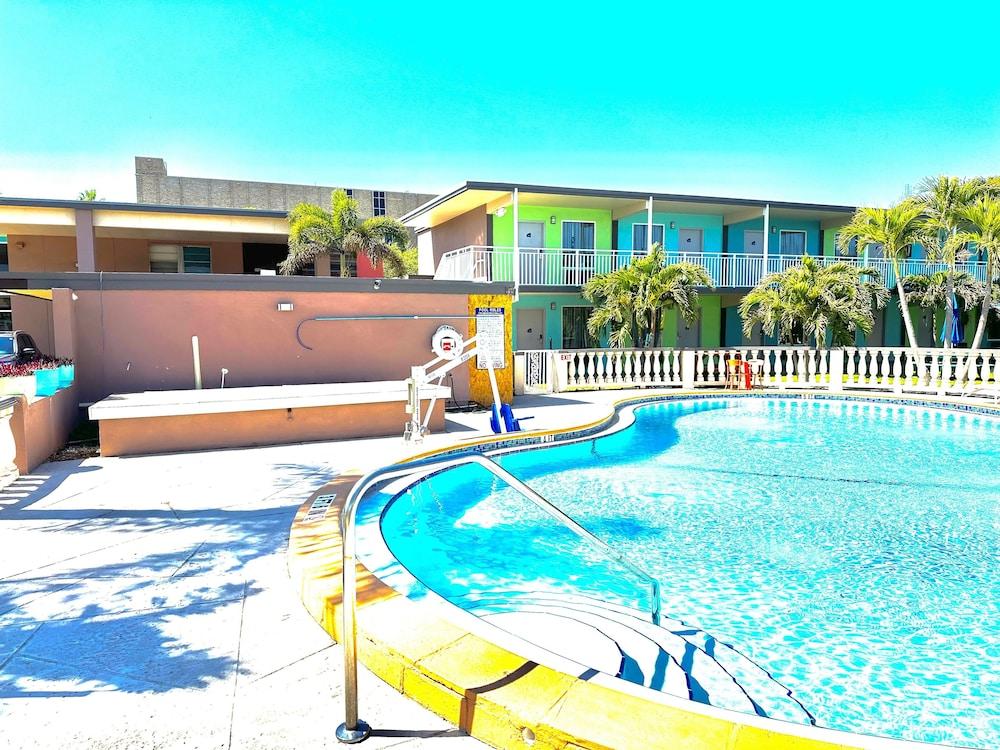 Tropical Inn & Suites photo 45