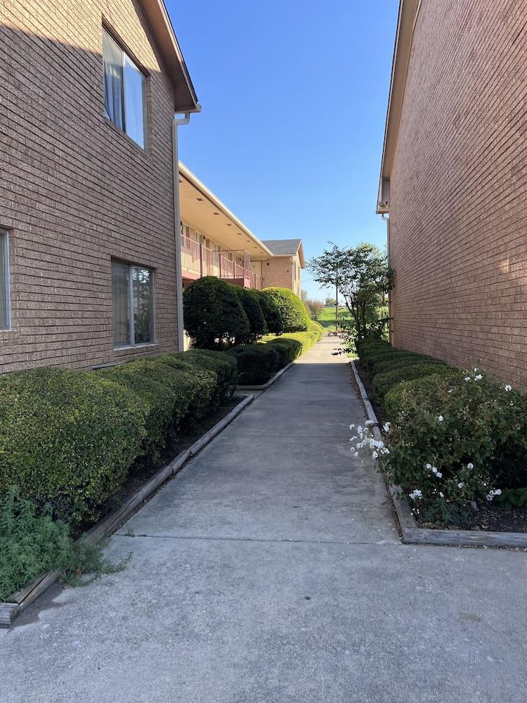Hallmark Inn and Suites photo 15