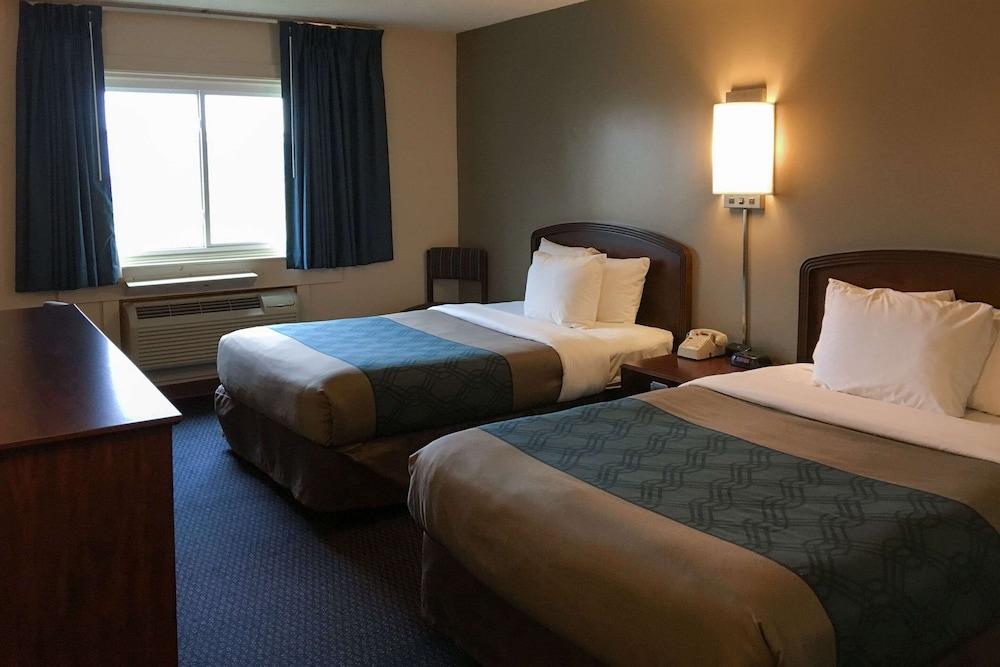 Econo Lodge Darien Lakes photo 9