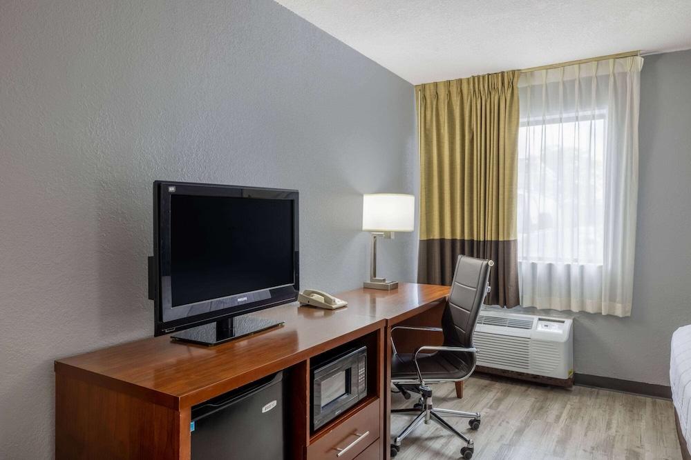 Travelodge by Wyndham Brooklyn Center photo 32