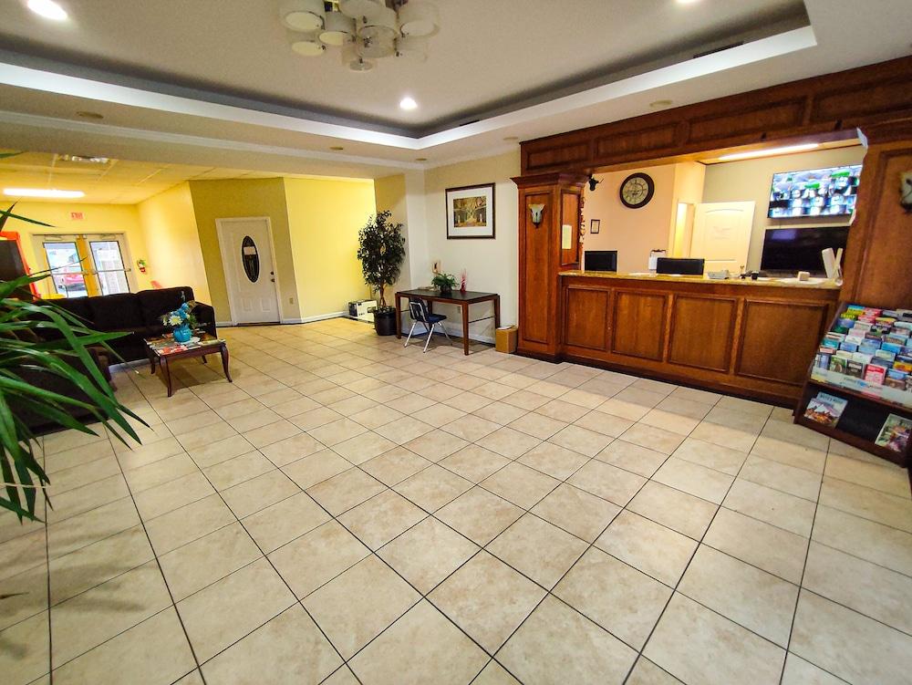 Clover Inn & Suites photo 11