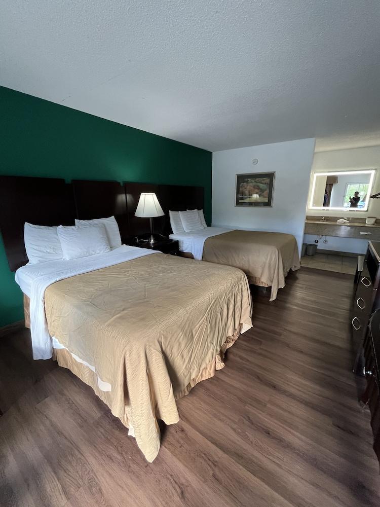 Pine Tree Inn photo 28