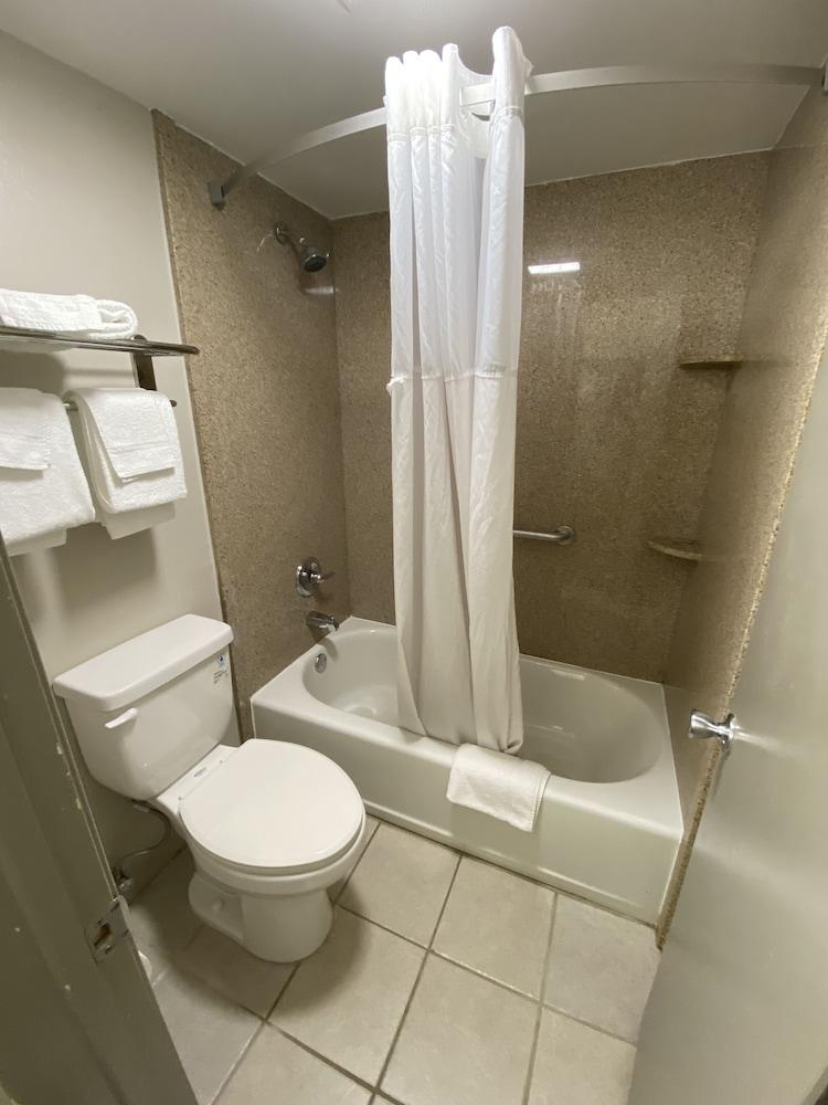 Red Roof Inn Leeds photo 17