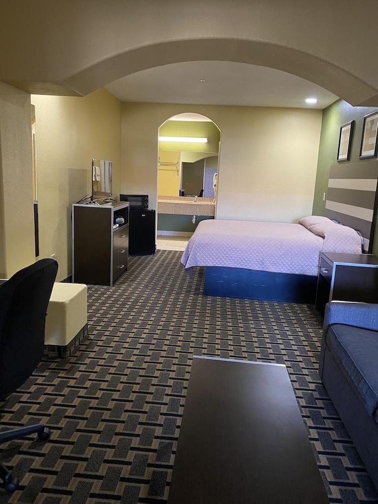 Redwood Suites photo 4