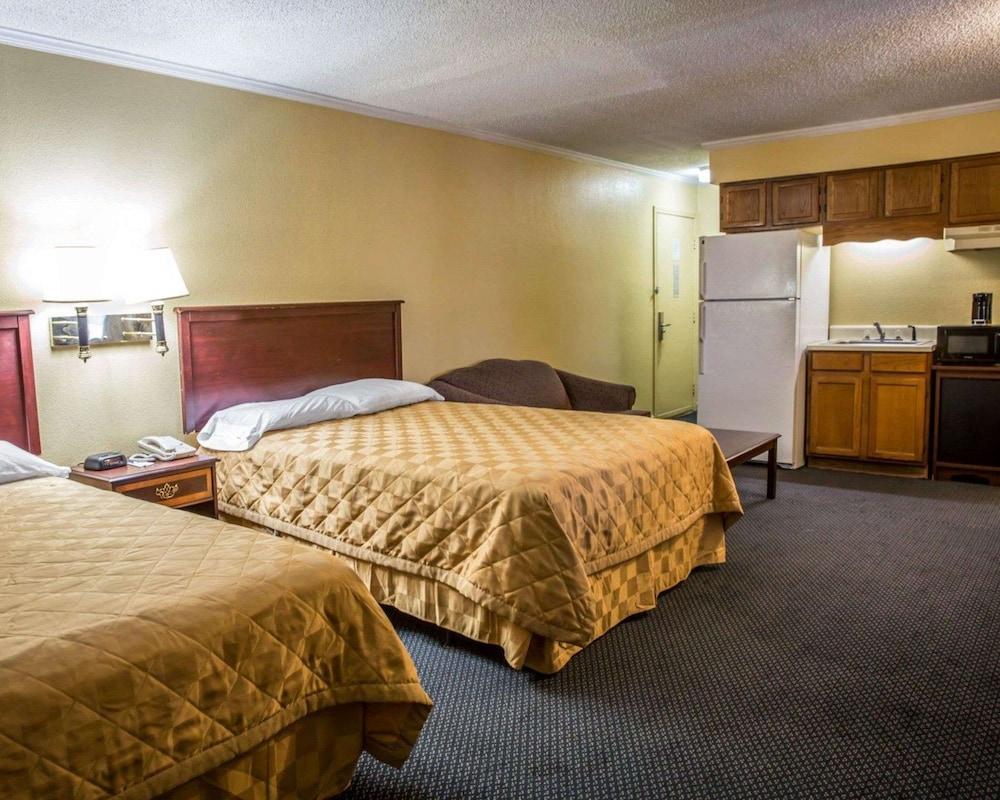 Rodeway Inn & Suites Plymouth Hwy 64 photo 21