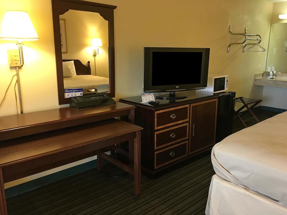 Americas Inn photo 10