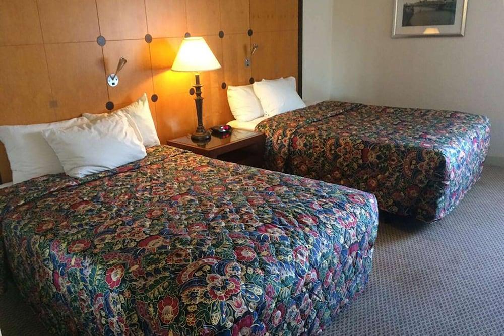 Travelodge by Wyndham Brooklyn Center photo 14