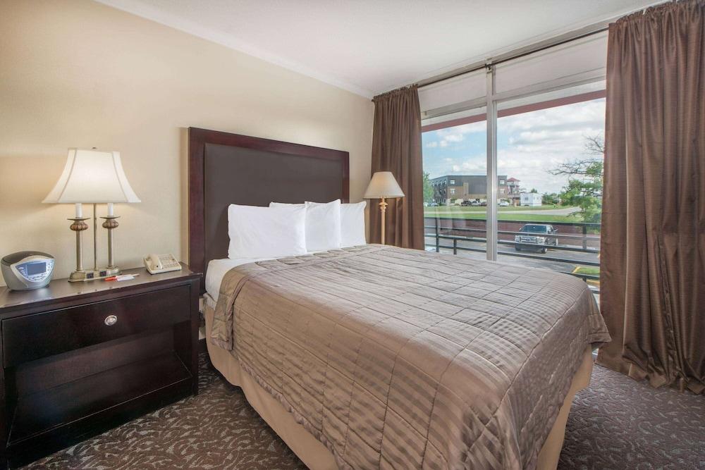Howard Johnson by Wyndham Burlington photo 5