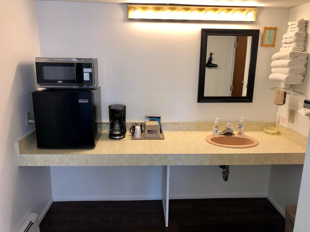 Budget Host Cloverland Motel photo 31