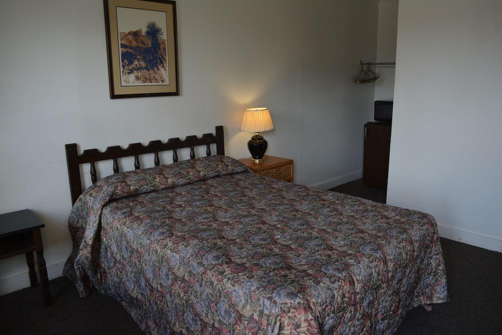 Delux Inn Big Spring photo 12