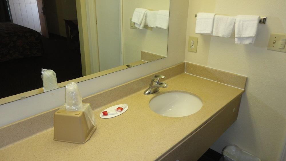 Knights Inn Crawfordsville photo 17