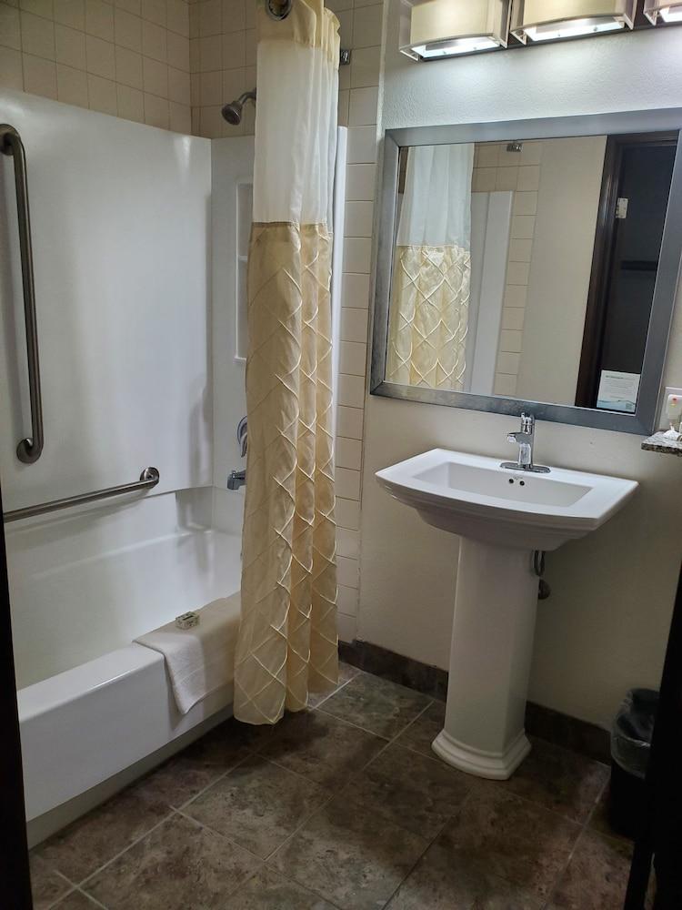 AmericInn by Wyndham Delafield-Waukesha-Milwaukee photo 9