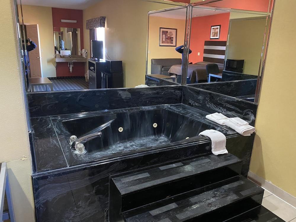 Redwood Suites photo 10