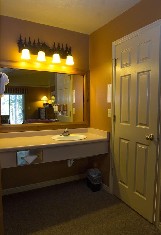 Headwaters Lodge & Cabins at Flagg Ranch photo 10