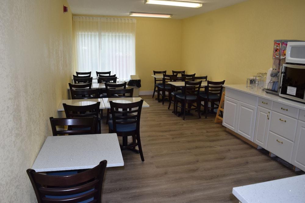 Days Inn by Wyndham Cadillac photo 39
