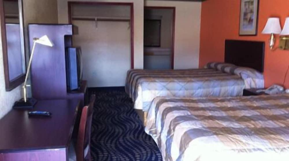 Delux inn photo 2