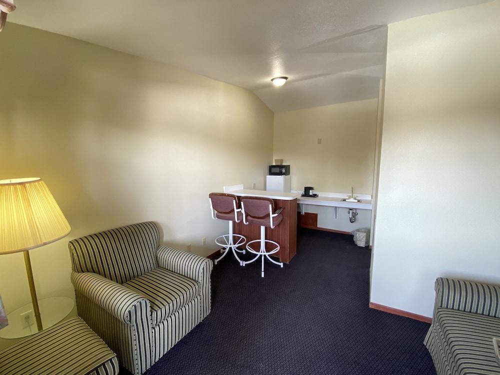 Campus Inn Motel photo 2