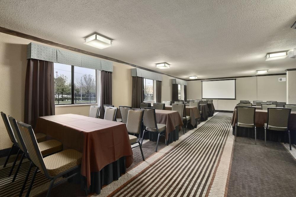 Ramada by Wyndham Houston Intercontinental Airport South photo 26