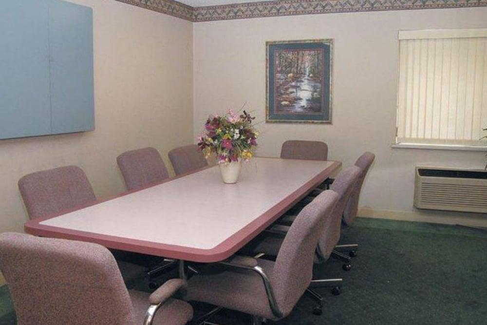 Norwood Inn & Suites by BlissPoint Post Rd Indianapolis photo 1