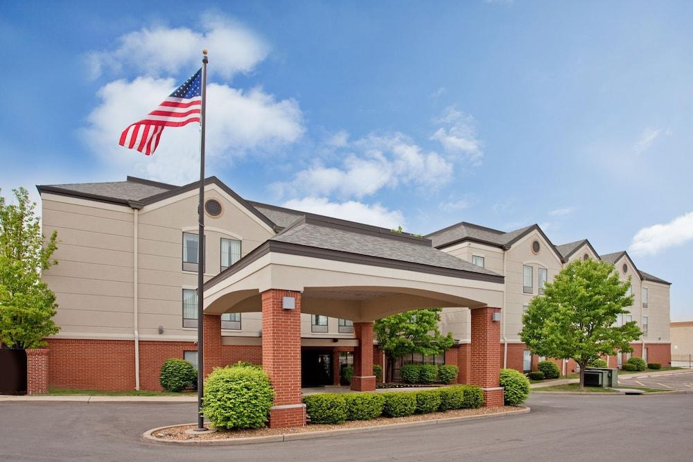Comfort Inn & Suites Saint Louis Lafayette Square photo 13