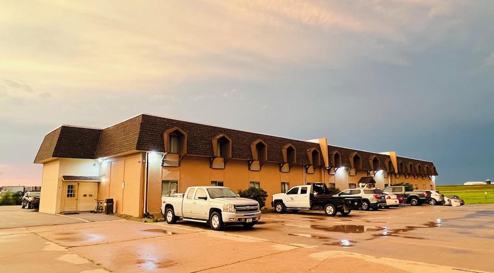 Hometown Inn & Suites photo 38