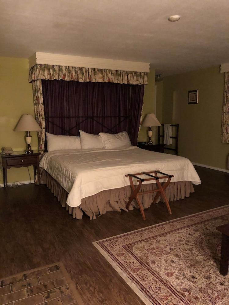 Delamater Inn photo 85