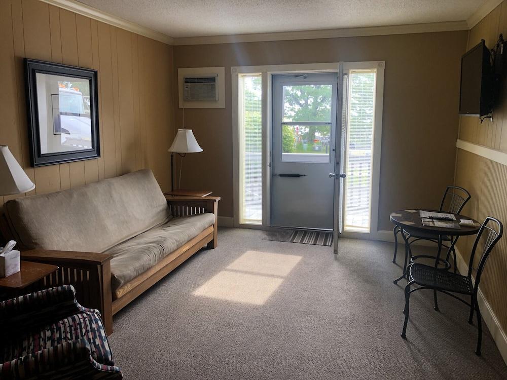 Harbor's Edge Motel photo 17
