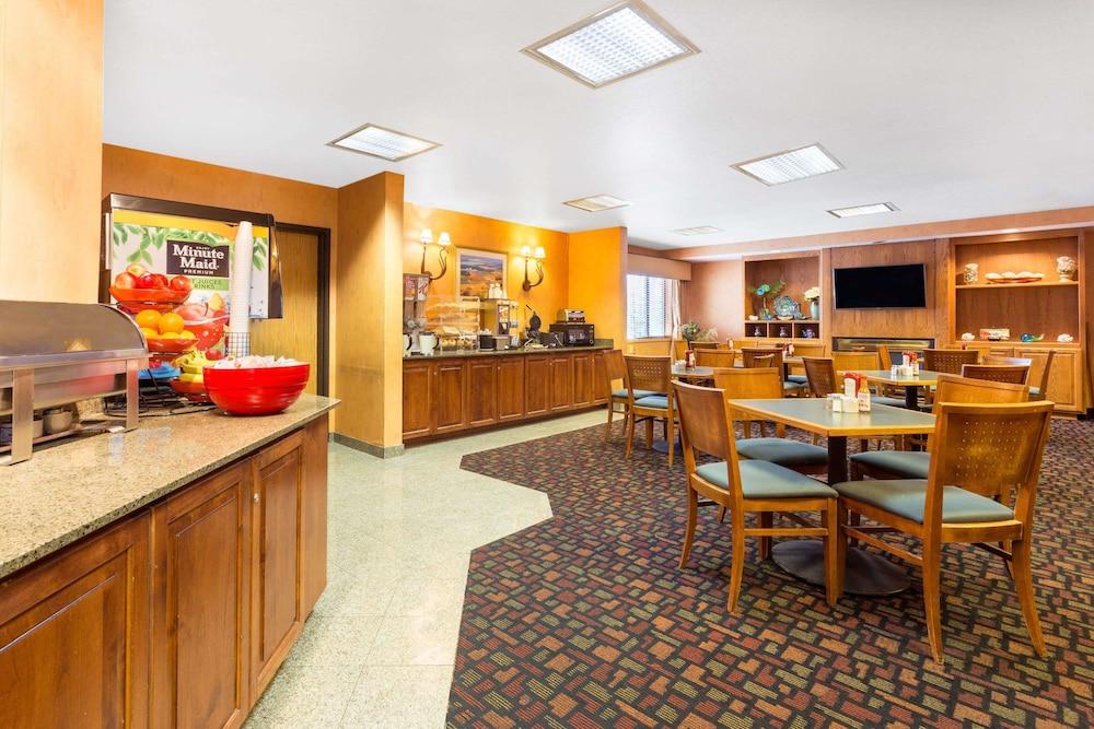 Ramada by Wyndham Kent Seattle Area photo 26