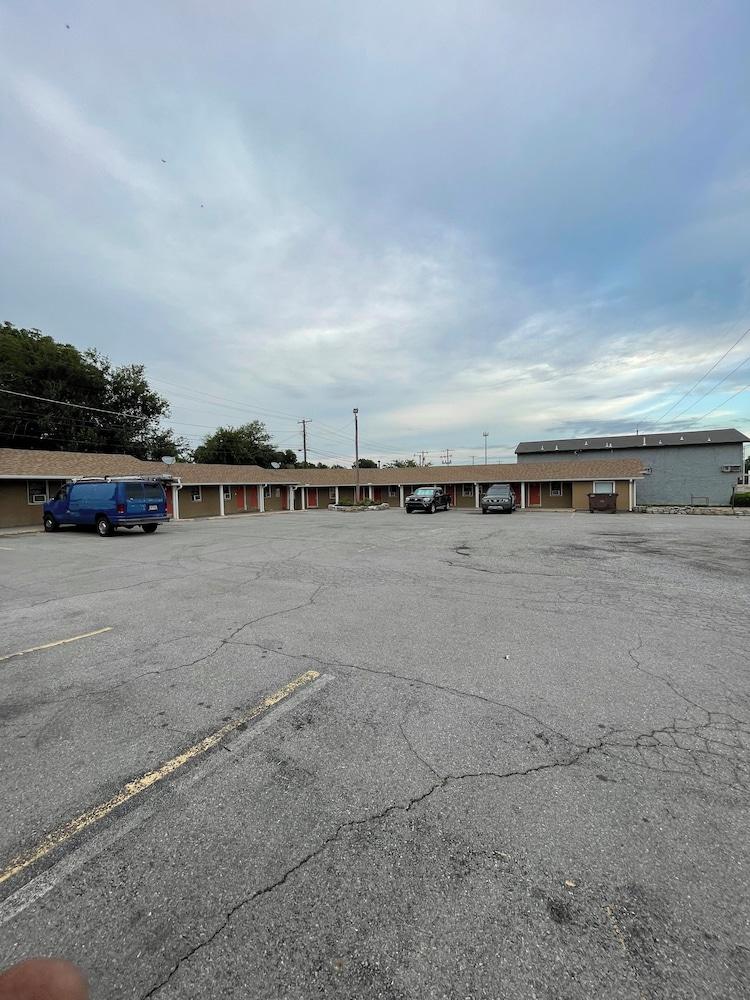 Budget Inn photo 19
