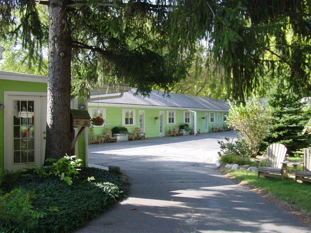 The Pines Motorlodge photo 1