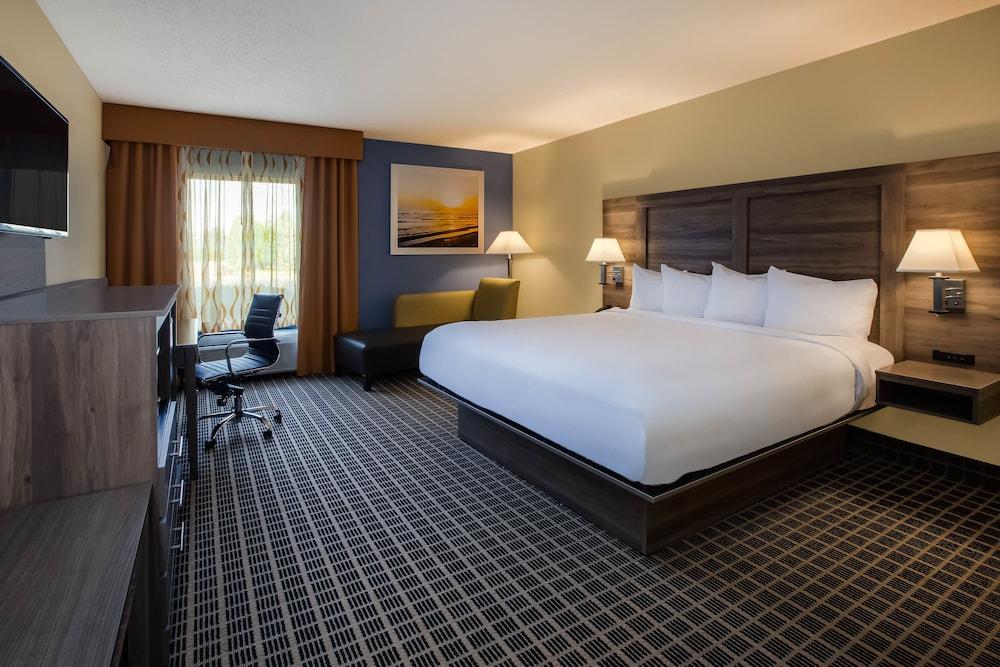 Days Inn by Wyndham Cadillac photo 23