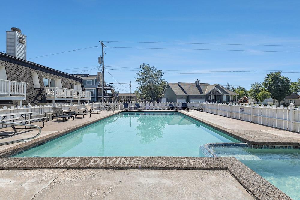 Snyder's Shoreline Inn photo 45