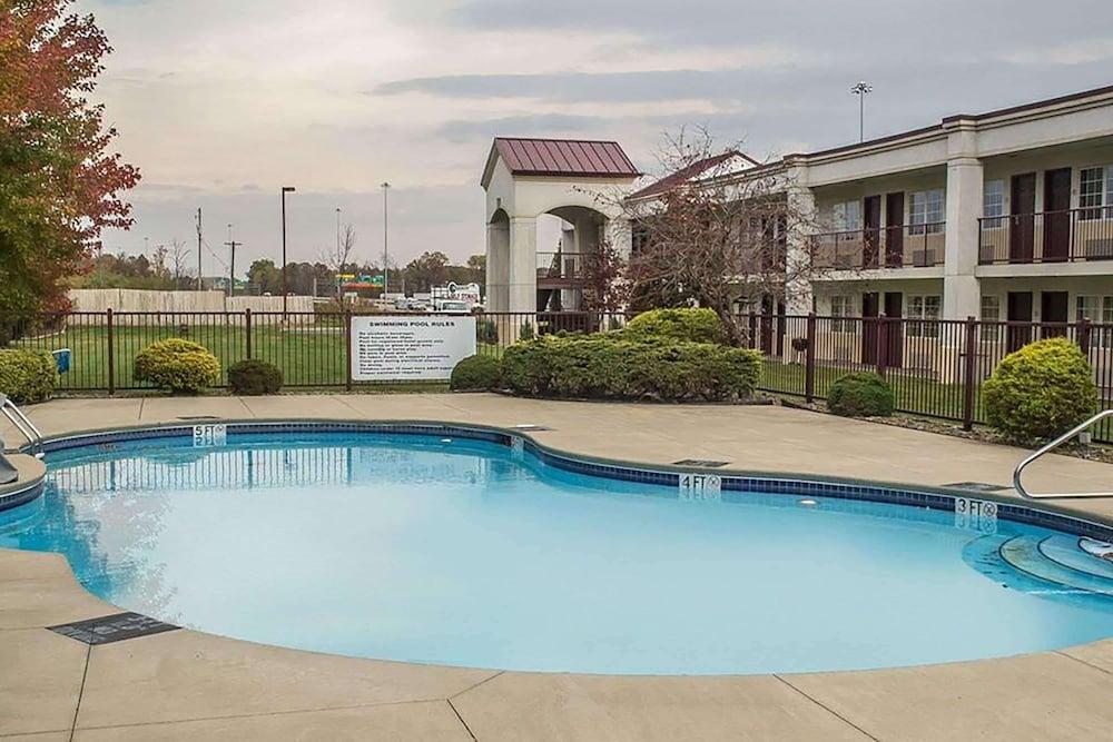 Days Inn by Wyndham Austintown photo 59