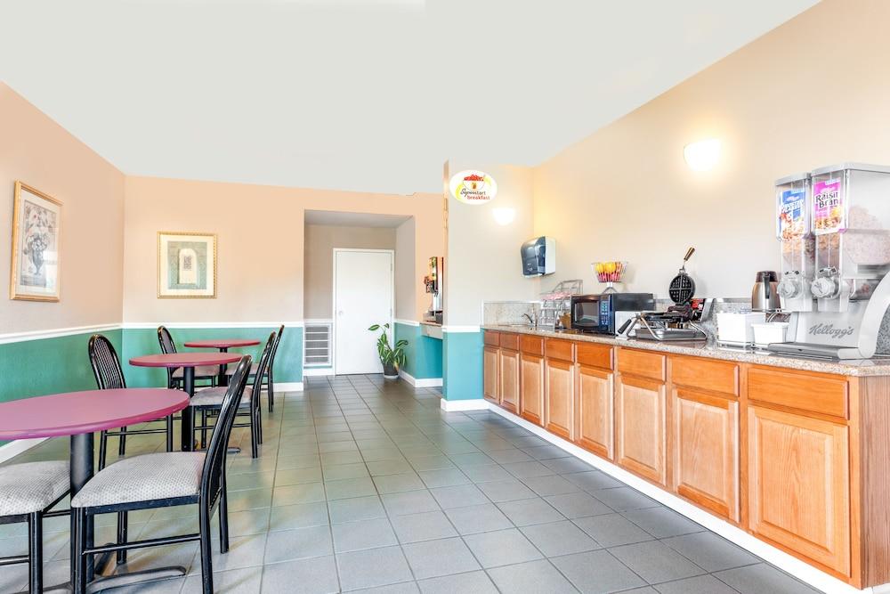 Super 8 by Wyndham Madison/Ridgeland Area photo 26