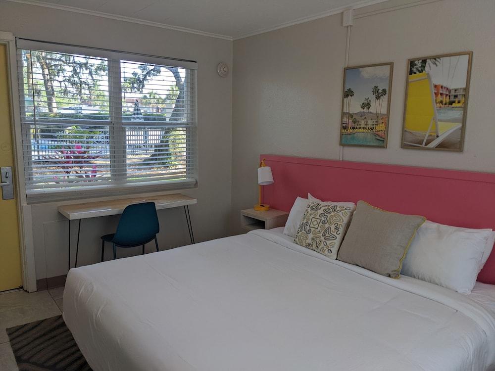 Queens Court photo 12